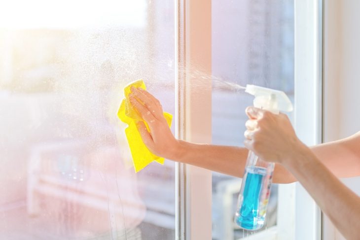 精製水で掃除をすれば窓ガラスもピカピカ ムラなし 乾拭き不要 公式 精製水 蒸留水 超純水のお求めは精製水 Com